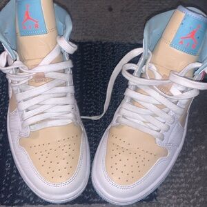 Shoes are used still in goood conditions size 7